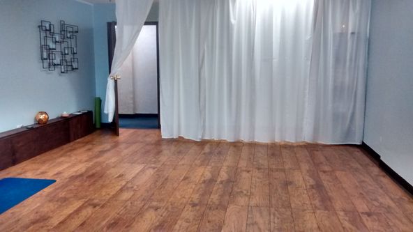 LARGE OPEN ROOM, SEVERAL USES. EASY LEASE, A GOOD VALUE.